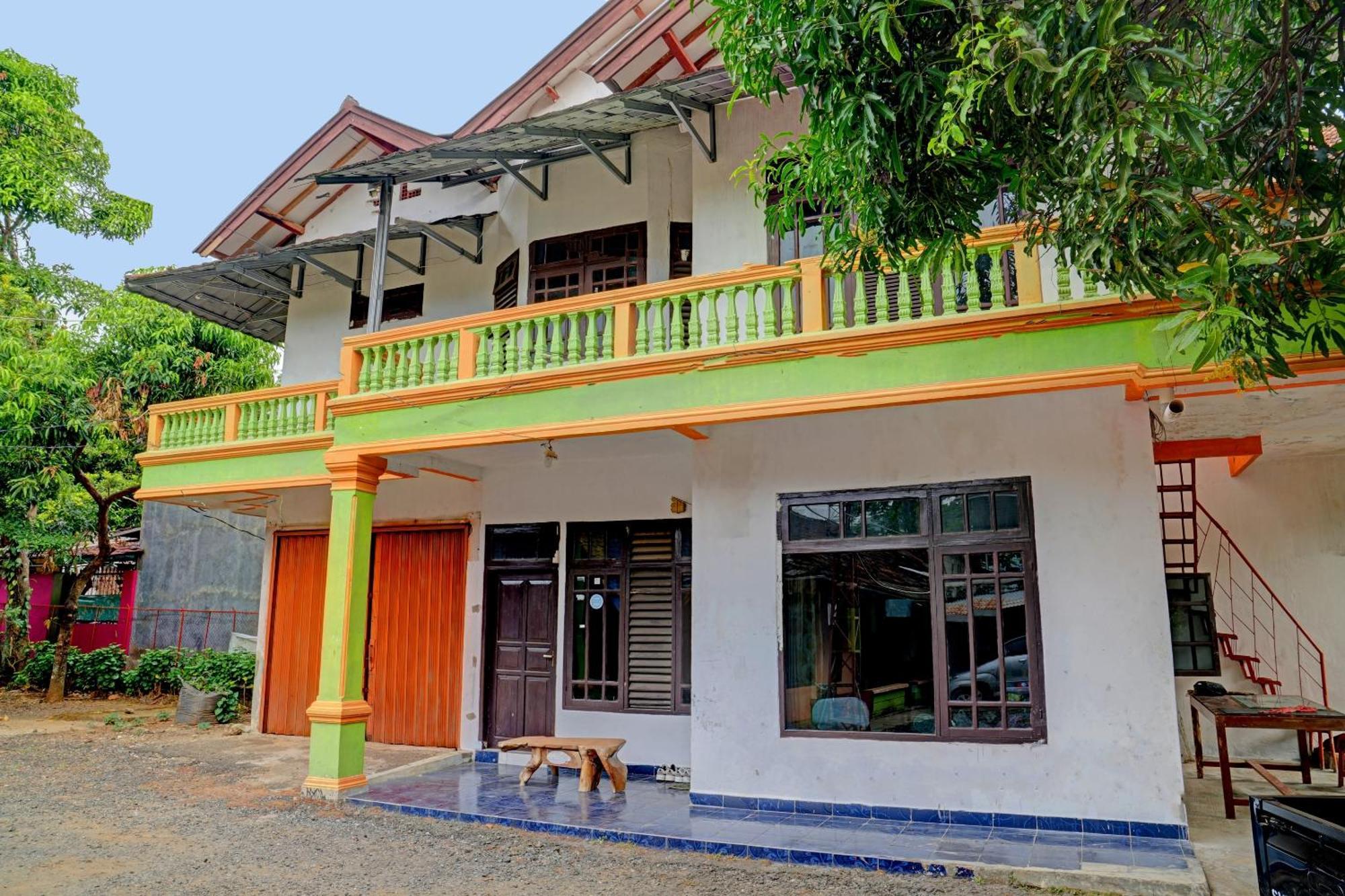 Spot On 92856 Home Stay Syariah Aom Kusman Сукабумі Екстер'єр фото